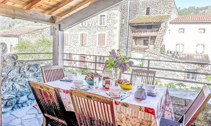Blassac House | Beautiful private villa for 6 guests with WIFI, TV, terrace, pets allowed and parking