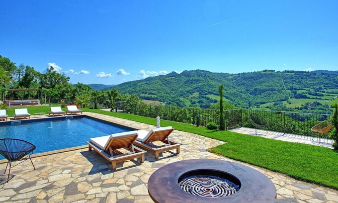 Montone Villa | Beautiful private villa with WIFI, private pool, A/C, TV, patio, panoramic view and parking