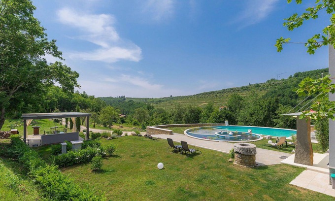 Momjan Villa | Beautiful private villa for 6 people with A/C, private pool, WIFI, terrace and pets allowed