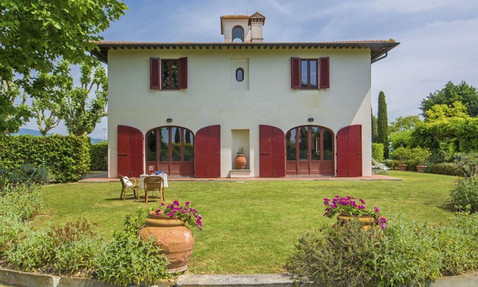 Lari Villa | Beautiful private villa for 9 people with WIFI, TV and patio