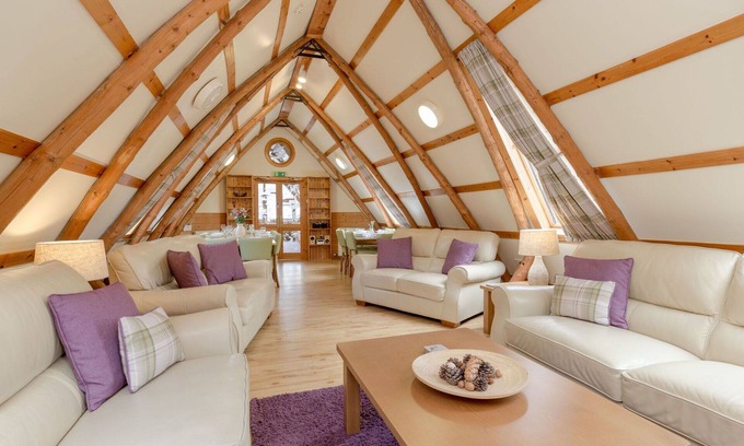 Maybole Villa | Beautiful private villa for 16 guests with WIFI, TV, patio, pets allowed and panoramic view