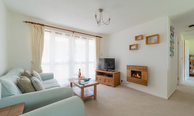 Liskeard House | Beautiful private villa for 4 guests with WIFI, TV and patio