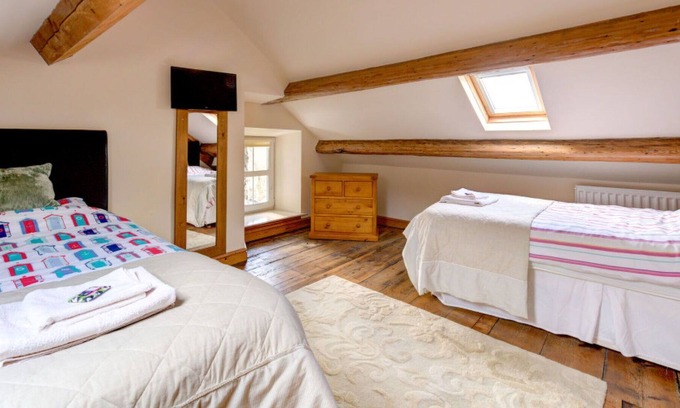 Derwenlas Villa | Beautiful private villa for 10 people with WIFI, hot tub, TV, patio, panoramic view and parking