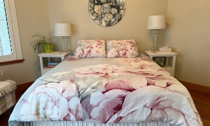 Rockland House | Beautiful Queen Suite near Castle, City & Beach