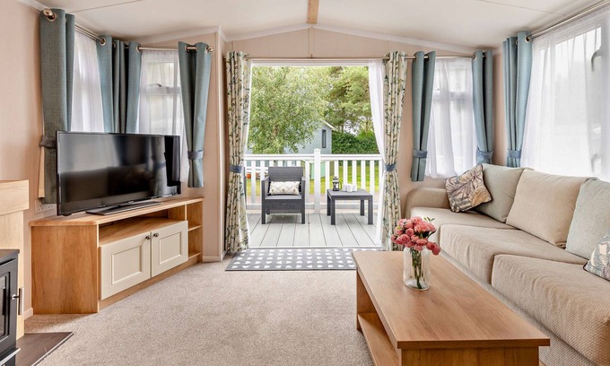 Ringwood Cabin | Beautiful Quiet Lodge Close to Woodlands and New Forest Sleeps 6