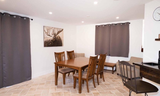 Merritt House | Beautiful quiet space located in the heart of Merritt suburbs.