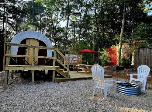 Jefferson House | Beautiful Rustic Wagon with Modern Interior and Outdoor Hot Tub for a Unique Romantic Getaway near Lake O' the Pines, Texas