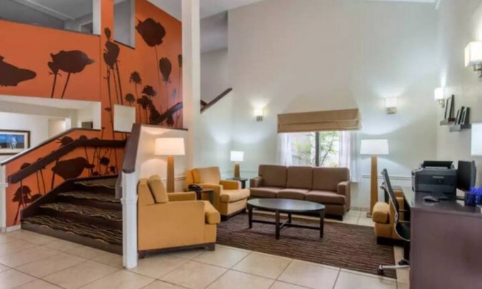 Bayou Oaks House | Beautiful Sarasota 2 Double Beds-Pet Friendly
