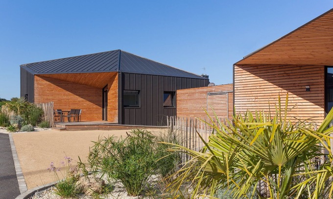 Trevou-Treguignec House | Beautiful sea views! Quality architect-designed accommodation 100 m from the beach