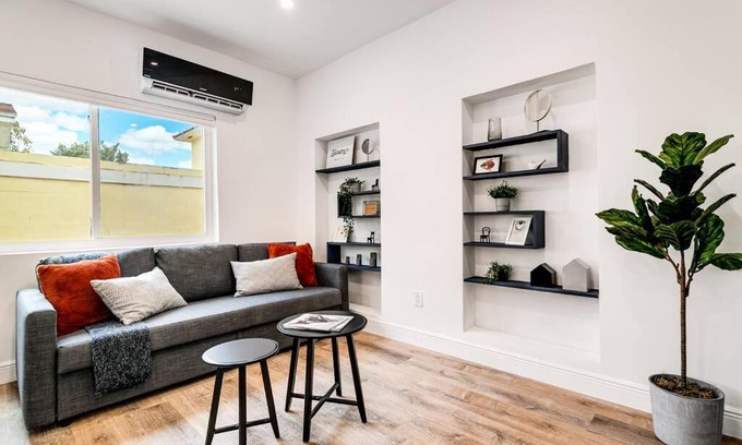 Coral Way Apartment | Beautiful Shenandoah One Bedroom Fast Internet Shen3