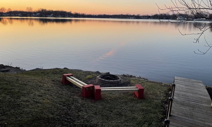 Brimfield Cottage | Beautiful Skinner Cottage overlooking the lake