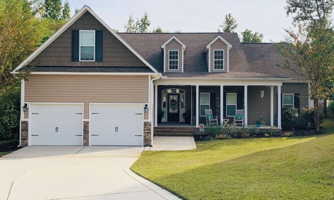 Cameron House | ⭐️Beautiful SPACIOUS family + kids + pet friendly home close to Fort Bragg!⭐️