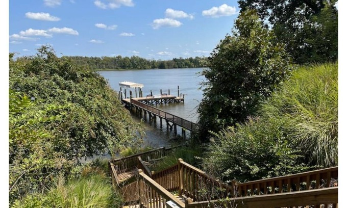 Bermuda House | Beautiful Spacious home on James River, dock/lift