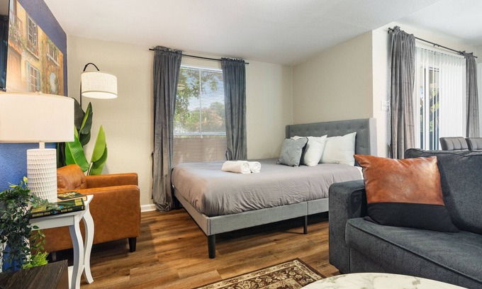 University Hills and Windsor Park Apartment | Beautiful Studio in University Hills 4837