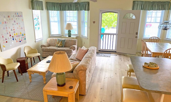 North End Condo | BEAUTIFUL SUNNY & AIRY BEACH CONDO 3BD&2BA PARKING, 6 FREE BEACH TAGS & BIKES