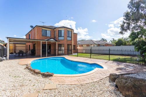 Tarneit House | Beautiful Tarneit Family Home with Pool + BBQ