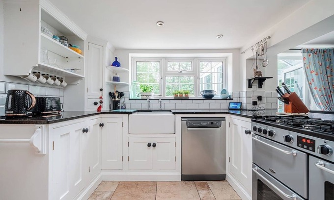 New Forest District Cottage | Beautiful Thatched Cottage in New Forest