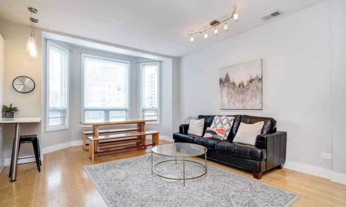 River North Apartment | Beautiful Unit CHI in Prime River North - 2