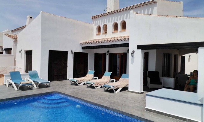 Caserio Los Tarquinos Villa | Beautiful Villa Blenda with Private Pool,wifi and Full Sky Package!