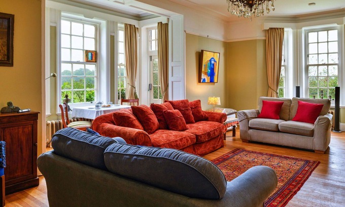 Carlisle House | Beautiful villa for 19 people with WIFI, hot tub, TV, terrace, pets allowed and parking