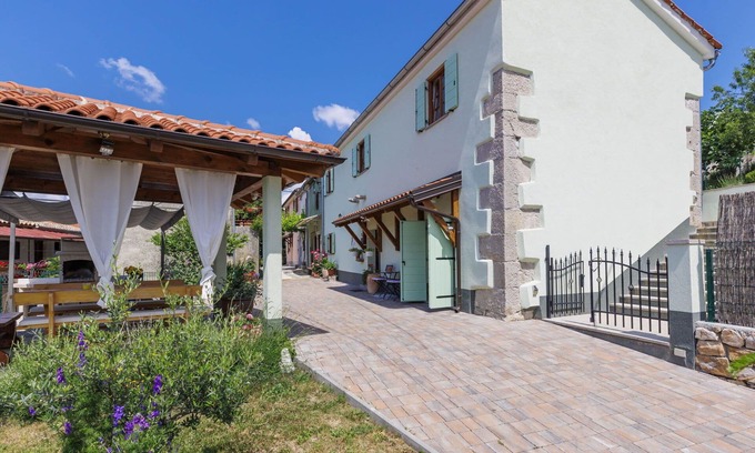 Grabri House | Beautiful villa for 6 guests with WIFI, A/C, private pool, TV and terrace