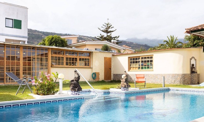 Las Arenas House | Beautiful villa for 4 guests with WIFI, pool, TV and patio