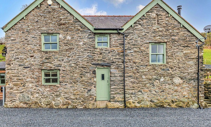 Llandrillo House | Beautiful villa for 6 people with hot tub, WIFI, TV and terrace
