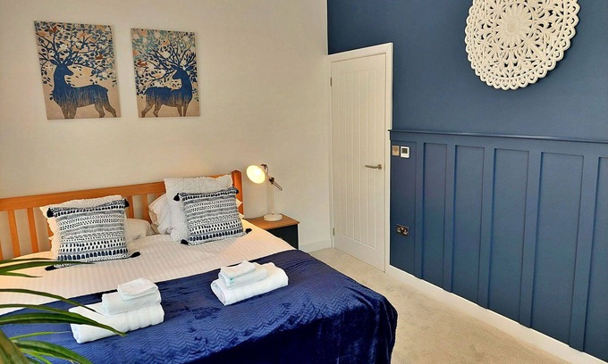 Liverton House | Beautiful villa for 6 guests with WIFI, hot tub, pool and parking