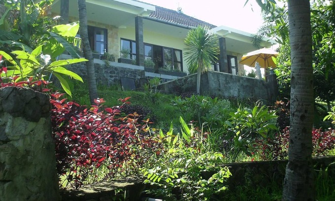 Kalibukbuk Villa | Beautiful villa on a hill with sea, mountain and rice field views