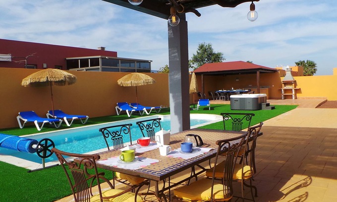 Costa de Antigua Villa | beautiful villa with heated pool, outdoor hot tub, free wifi