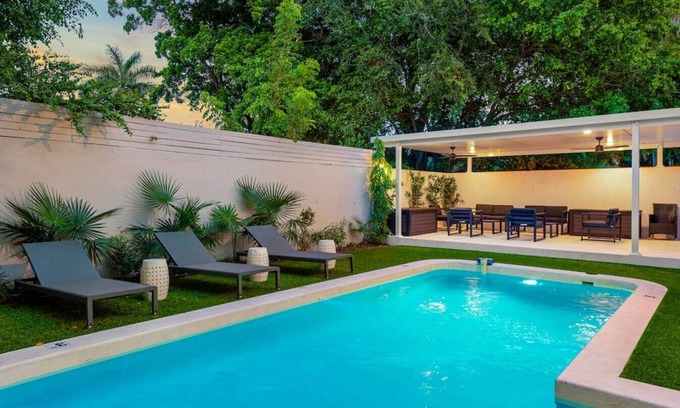 Northeast Miami House | Beautiful Villa with heated pool, Fits 14 !