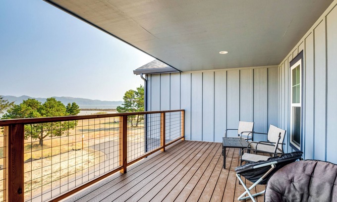 Hammond House | Beautiful Water Views: Coastal Oregon Townhome!