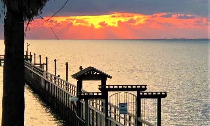 Harbor Oaks Condo | Beautiful Waterfront Allegro North Private Fishing Pier, Boat Launch, Pool