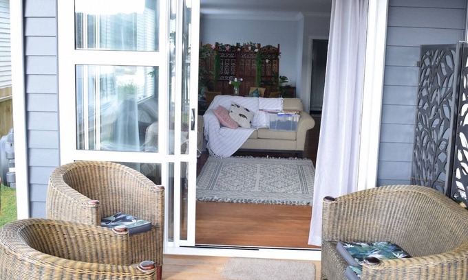 Arkles Bay Apartment | Beautiful Waterside Studio Apartment