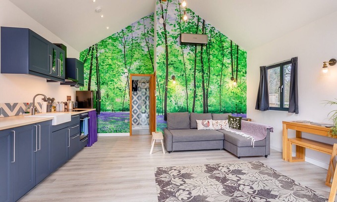 Sandy Cottage | Beautiful wood lodge set in countryside.