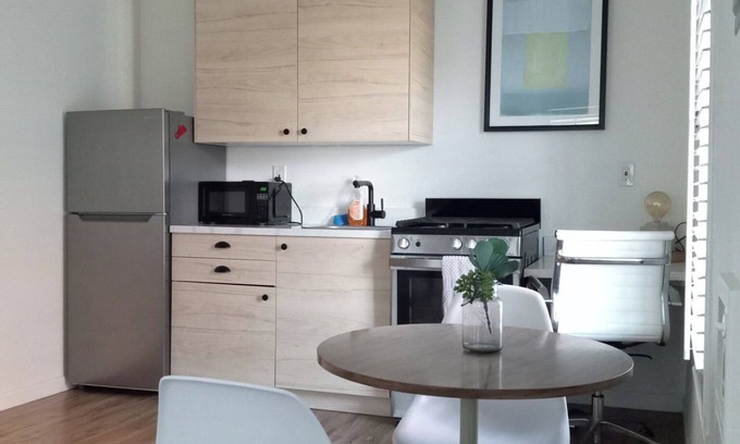 Prescott Apartment | Beautifull Renovated High Ceiling Studio with Great Light