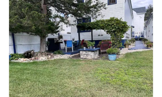 Newport House | Beautifully Decorated Downtown Property.