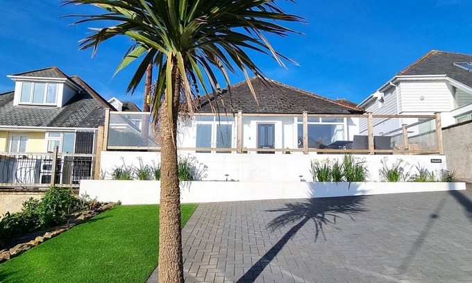 Perranporth House | Beautifully presented holiday home, a short walk to the beach