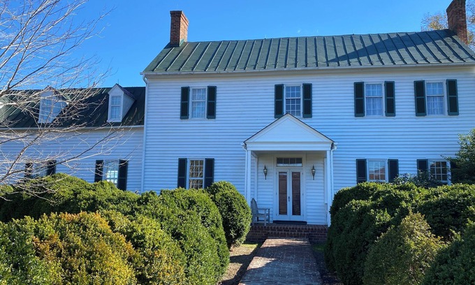 Gordonsville House | Beautifully renovated 1780 historic estate and horse farm