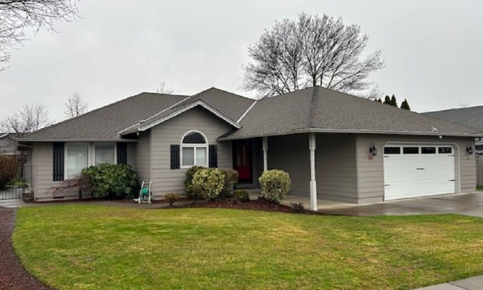 Medford House | Beautifully Renovated Sleeps up to 8 in East Medford