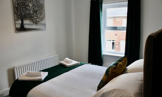 Newcastle-upon-Tyne House | Beautifully Spacious 3 Bedroom Townhouse (Sleeps 5)