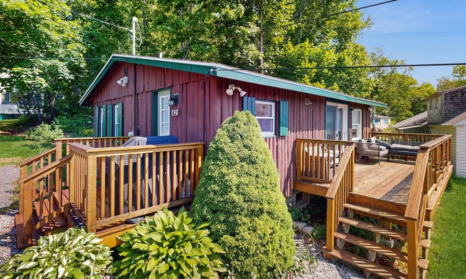 Boothbay Harbor Cabin | Beautifully updated cabin near town & Barrett's Park with deck, BBQ, & W/D
