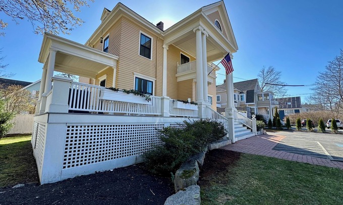Portland Apartment | Beautifully updated short walk to the beach and 5-7 min to Portland.
