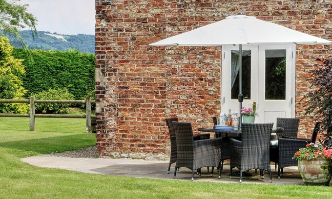 Thirkleby House | BEAVER COTTAGE, family friendly, with a garden in Thirsk
