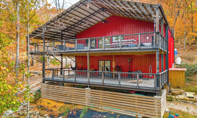 Garfield House | Beaver Lake Home on 3 Acres w/Lake Access!
