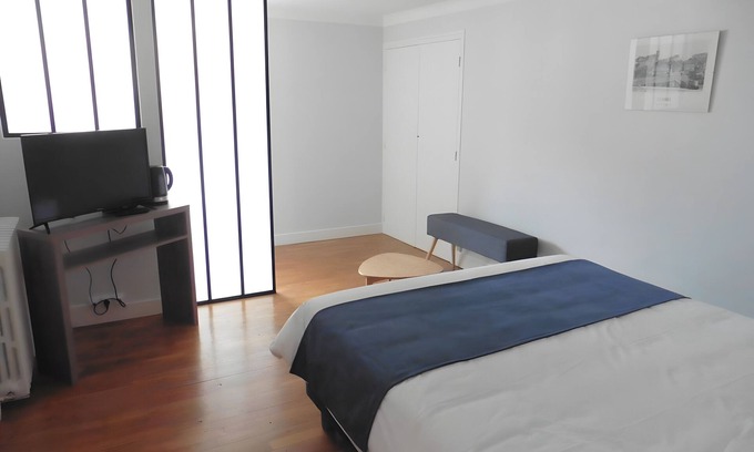 Laigne-en-Belin Bed & Breakfast | Bed and Breakfast 'Chambre Le Mans' with Shared Terrace, Shared Garden and Wi-Fi