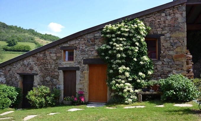 Bourgvilain Bed & Breakfast | Bed and Breakfast 'Chambre D'hôte La Framboisine' with Shared Garden