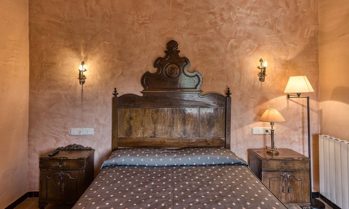 Serra de Daro Bed & Breakfast | Bed and Breakfast 'Llavià' with Shared Pool, Wi-Fi and Air Conditioning