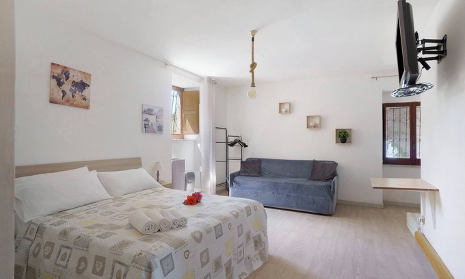 Seiano Bed & Breakfast | Bed and Breakfast 'Camera Aaron In Villa Vista Mare' with Shared Terrace and Wi-Fi