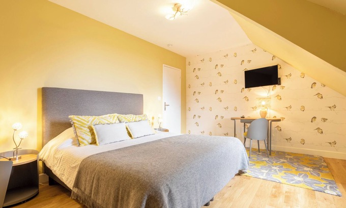 Concarneau Bed & Breakfast | Bed and Breakfast 'Madame De Maintenon' with Shared Terrace, Shared Garden and Wi-Fi